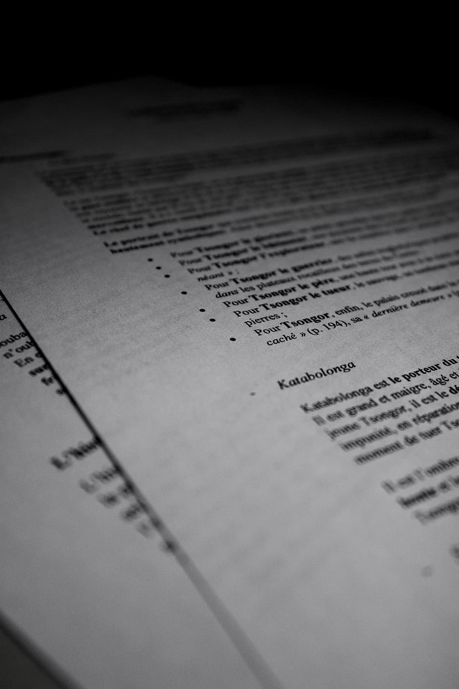 fokus, arbejde, design, buisness, sort og hvid, kreativ, minimalisme, papir, tekst, selektiv fokusering, offentliggørelse, tæt på, Bestil, meddelelse, ingen mennesker, vestlige script, stilleben, side, uddannelse, åben, indendørs, dokument, baggrunde, fuld ramme, læring, høj vinkel visning, 5K