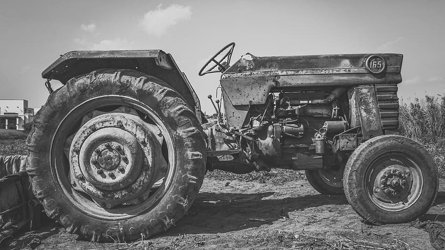 tractor, vell, rovellat, decaïment, agricultura, màquina, vehicle, antiguitat, blanc i negre, dia, transport, vehicle terrestre, espatllat, manera de transport, naturalesa, cel, abandonat, maquinària agrícola, equipament agrícola, cap gent, declivi, terra, deteriorament, maquinària, a l'aire lliure, metall, camp, roda, pneumàtic, arruïnat, 5K