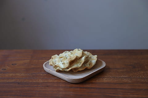 Gebäck, Tablett, hölzern, Oberfläche, gebacken, Kekse, Brot, Frühstück, Sahne, Milchprodukt, köstlich, Gericht, Lebensmittel, hausgemacht, Teller, Stillleben, lecker, traditionell, Holz, Holztisch, Essen und Trinken, Tabelle, drinnen, Holz - Material, Frische, keine Leute, Nahansicht, fertig für den Verzehr, Snack, kopieren sie platz, Wohlbefinden, gesundes Essen, Studioaufnahme, Genuss, Fokus auf den Vordergrund, Schneidbrett, Versuchung, Überschuss, Holzmaserung, 5K, CC0, gemeinfrei, lizenzfrei