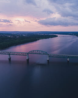 gris, pont, posta de sol, Canadà, fredericton, aigua, ciutat, riu, sortida del sol, cel, cel vermell, alba, naturalesa, vespre, a l'aire lliure, mar, Costa, platja, oceà, vista aèria, paisatge, núvol - cel, escenics - natura, bellesa a la natura, tranquil·litat, cap gent, estructura construïda, escena tranquil·la, arquitectura, connexió, pont - estructura feta per l'home, transport, porpra, 2K, CC0, domini públic, lliure de regalies