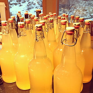 flasker, håndlavet, cider, flaske, beholder, forfriskning, drikke, mad og drikke, glas - materiale, indendørs, ingen mennesker, gennemsigtig, valg, tæt på, stilleben, fokus på forgrunden, side om side, glas, variation, forretning, arrangement, friskhed, 1080P, CC0, offentligt domæne, royaltyfrie