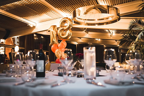 klar, Trinkglas, Weiß, Tabelle, Innenarchitektur, drinnen, Restaurant, Wohnkultur, Möbel, Beleuchtung, Esstisch, Lebensmittel, Fressmeile, Tischdecke, Zimmer, Ballon, Glas, compleanno, Sony, Luftballons, Veranstaltung, 18, festa, Party, Geschäft, Essen und Trinken, Bar - Getränkehaus, Haushaltsausstattung, Gedeck, selektiver Fokus, Lebensmittel- und Getränkeindustrie, Erfrischung, Eleganz, Getränk, Weinglas, Luxus, Reichtum, Rahmen, Glas - Material, Bartheke, keine Leute, Cocktail, Geschirr, 5K, CC0, gemeinfrei, lizenzfrei