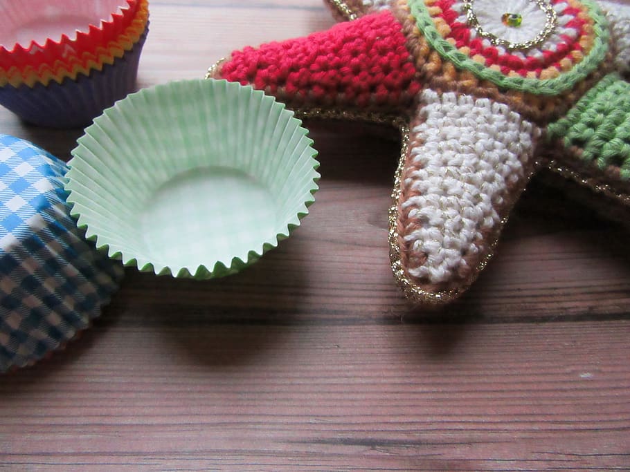 cottura al forno, torta, bagliore, stella, a maglia, passatempo, fatto a mano, gancio, creatività, decorazione, tradizionale, di stagione, vacanza, allegro, autunno, tradizione, stagione, decorativo, tavolo, natura morta, in casa, nessuno, Cupcake, avvicinamento, cibo dolce, cibo e bevande, freschezza, vista dall'alto, portacellulare, multicolore, cibo, indulgenza, dolce, legno - materiale, variazione, gruppo di oggetti, tentazione, 2K