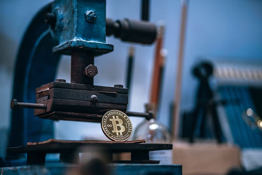 brillant, xapat en or, bitcoin, màquina artesana, màquina., molt, val la pena?, primer pla, metall, enfocament selectiu, cap gent, antiguitat, maquinària, centrar-se en primer pla, penjant, a l'interior, temps, rellotge, part de la màquina, dia, equipament, vell, fabricació d’equips, tecnologia, religió, natura morta, 5K