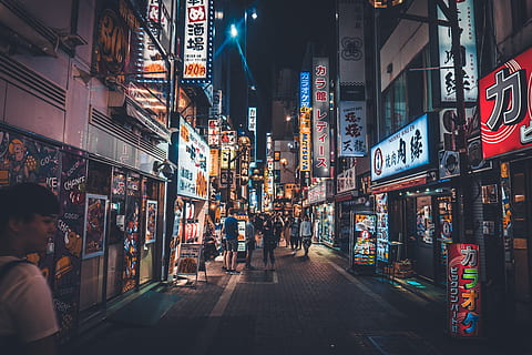 Mann, stående, ved siden av, butikkfasade, by, gate, vei, Urban, bygning, person, menneskelig, fotgjenger, metropolis, tokyo, japan, sentrum, sti, belysning, arkitektur, bakgate, smau, neon, gaten fotografering, bygge eksteriør, gruppe med folk, bygget struktur, belyst, natt, ekte folk, byliv, tekst, livsstil, detaljhandel, butikk, kommunikasjon, annonse, kommersielt tegn, kvinner, menn, by gate, veien forover, utendørs, konsumerisme, 5K, CC0, offentlig domene, opphavsrett gratis