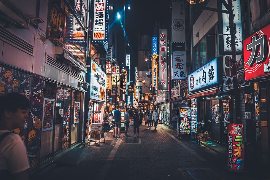 home, de peu, al costat, botiga de façana, ciutat, carrer, carretera, urbà, edifici, persona, humà, vianants, metròpolis, tokyo, Japó, centre de la ciutat, Camí, il·luminació, arquitectura, carreró, neó, fotografia de carrer, exterior de l'edifici, grup de persones, estructura construïda, il·luminat, nit, persones reals, vida de ciutat, text, estils de vida, venda al detall, botiga, comunicació, publicitat, signe comercial, dones, homes, carrer de la ciutat, el camí a seguir, a l'aire lliure, consumisme, 5K
