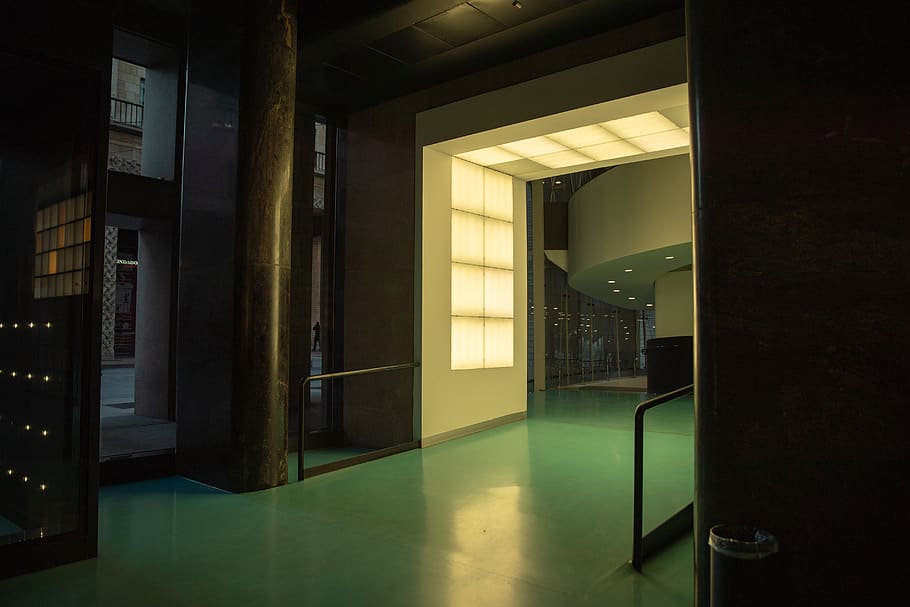llums de paret encès, a l'interior, arquitectura, porta, entrada, edifici, estructura construïda, sòls, cap gent, passadís, arcade, reflexió, modern, vidre - material, il·luminat, columna arquitectònica, absència, rajola, mirall, transparent, sòl de rajoles, luxe, sostre, 5K