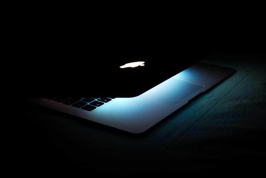 fotografia, convertit, MacBook, dispositiu Apple, ordinador, fosc, electrònica, il·luminat, teclat, portàtil, llum, logotip, MacBook Air, modern, tecnologia, touchpad, comunicació, connexió, tecnologia sense fils, seguretat, equips informàtics, a l'interior, nit, fons negre, negocis, tir de l'estudi, cap gent, còpia espai, brillant, teclat d’ordinador, comunicacions globals, 5K