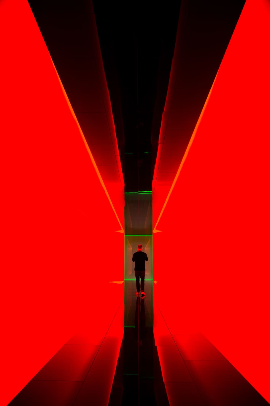uomo, rosso, corridoio chiaro, architettura, in casa, persone, futuristico, struttura costruita, moderno, in piedi, direzione, lunghezza intera, la strada davanti, astratto, prospettiva decrescente, silhouette, mistero, modello, illuminato, attrezzatura per l'illuminazione, adulto, 5K