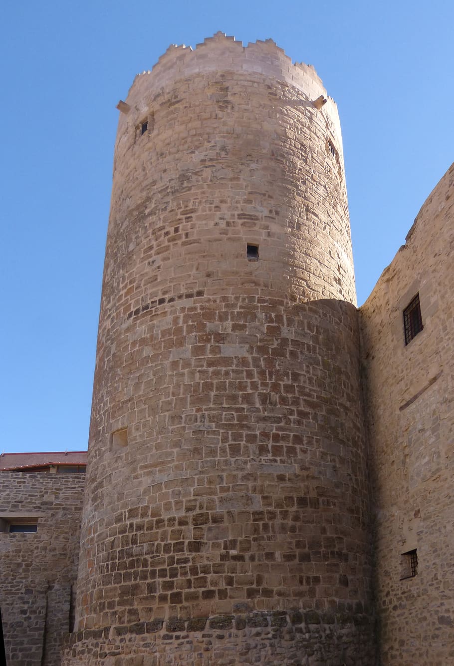 torre, castell, circular, medieval, arquitectura, santa coloma de queralt, catalunya, estructura construïda, exterior de l'edifici, paret, vista d’angle baix, el passat, història, cel, edifici, cap gent, dia, funció de construcció de parets, paret de maó, maó, fort, vell, destinacions de viatge, naturalesa, cel clar, paret de pedra, a l'aire lliure, arruïnat, 4K