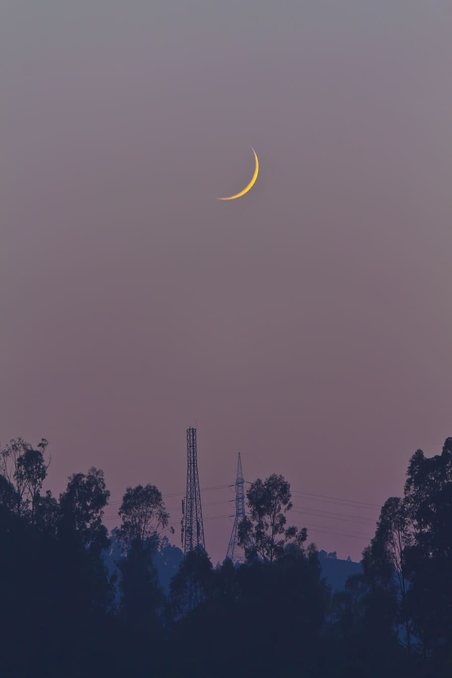 lluna creixent, nit, retroil·luminat, creixent, tarda, paisatge, lluna, naturalesa, escènic, cel, posta de sol, torre de transmissió, arbres, arbre, bellesa a la natura, planta, espai, escenics - natura, vista d’angle baix, cap gent, silueta, astronomia, cel clar, arquitectura, vespre, còpia espai, estructura construïda, a l'aire lliure, Lluna planetària, eclipsi, 4K