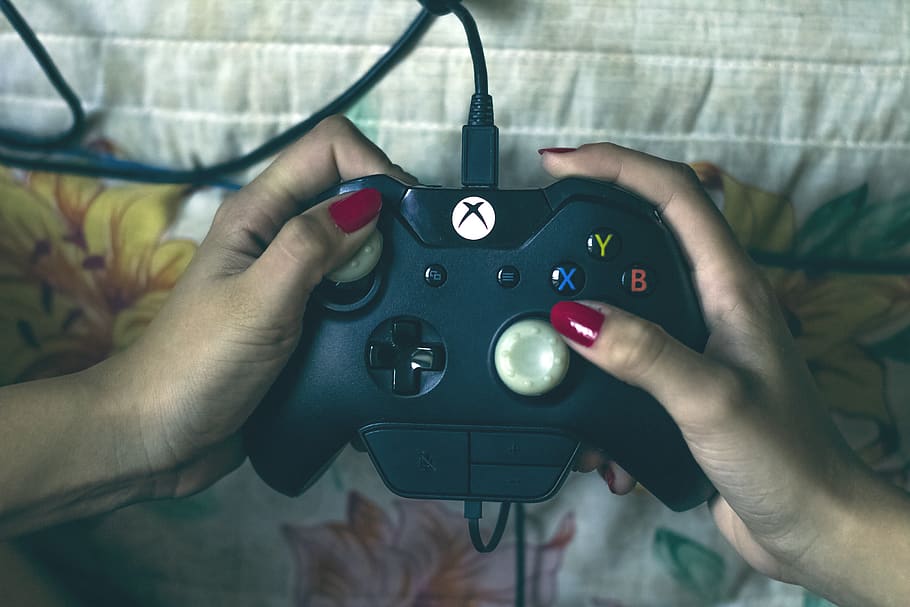 persona, celebració, microsoft xbox, un, controlador, botons, primer pla, connexió, consola, control, dispositiu, entreteniment, equipament, diversió, controlador de jocs, jugador, jocs, noia, mans, a l'interior, joystick, oci, tecnologia, videojoc, consola de videojocs, dona, xbox, xbox one, mà humana, mà, part del cos humà, una persona, comunicació, homes, tecnologia sense fils, centrar-se en primer pla, persones reals, adult, dispositiu d’informació portàtil, telèfon intel·ligent, part del cos, estils de vida, 5K
