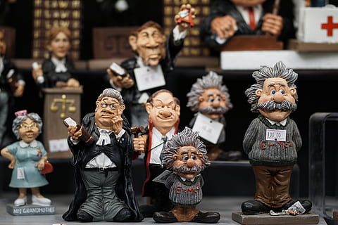 diverse keramiske figurer, menneskelig, mennesker, person, figurine, maskot, miniatyr, illustrasjon, Einstein, smykke, strategi, figur, Bryst, kostyme, publikum, parade, ansikt, portrett, hunn, pyntegjenstander, synes at, representasjon, menneskelig representasjon, kunst og Håndverk, kreativitet, leketøy, mannlig likhet, ingen folk, håndverket, kvinnelig likhet, fokusere på forgrunnen, innendørs, stilleben, bord, skulptur, til salgs, statue, 5K, CC0, offentlig domene, opphavsrett gratis