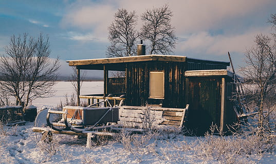 Marrone, di legno, fienile, circondato, la neve, cabina, nuvole, freddo, luce del giorno, brina, paesaggio, cielo, slitta, innevate, alberi, inverno, legna, temperatura fredda, albero nudo, albero, architettura, natura, pianta, abbandonato, esterno dell'edificio, struttura costruita, legno - materiale, nessuno, giorno, costruzione, nuvola - cielo, Casa, campo, all'aperto, 2K, CC0, dominio pubblico, privo di copyright