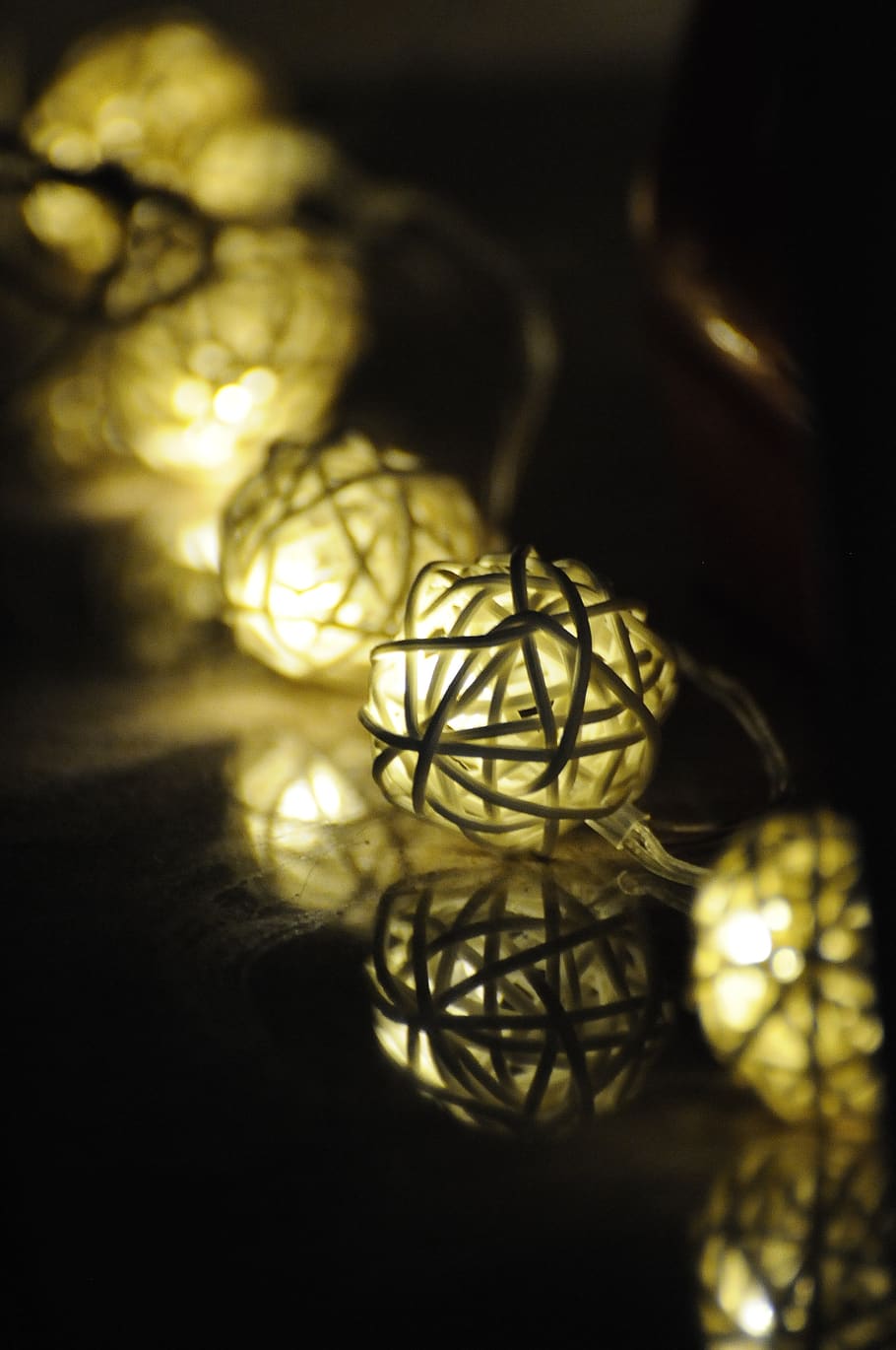 San Valentino, luce, fonte, bulbi, illuminazione, romanza, bellezza, avvicinamento, nessuno, illuminato, celebrazione, vacanza, in casa, decorazione, Natale, decorazione natalizia, ombra, notte, natura, religione, vacanza - evento, messa a fuoco selettiva, ornamento di Natale, pianta, sfondo nero, 2K
