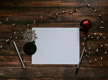 rødt ornament, træ - materiale, indendørs, bord, direkte over, kopiere plads, ingen mennesker, stilleben, papir, blank, mad og drikke, pen, mad, ramme, Bestil, beholder, høj vinkel visning, dekoration, blæk, tæt på, note pad, 4K, CC0, offentligt domæne, royaltyfrie