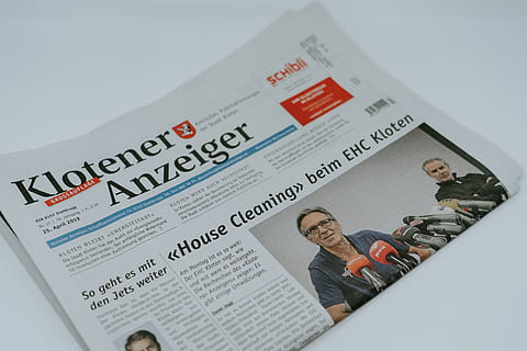 ziar, text, persoană, uman, știri, macat, Securitate, revistă, pagină, qr cod, fire, ventilator electric, hârtie, accesorii, ochelari, mulţimea, vorbire, public, îmbrăcăminte, western script, bărbați, în interior, oameni, studio shot, citind, fundal alb, Afaceri, doi oameni, educaţie, comunicare, masculi, zi, adult, finanţa, vedere în unghi mare, activitate, 5K, CC0, domeniu public, fără drepturi de autor