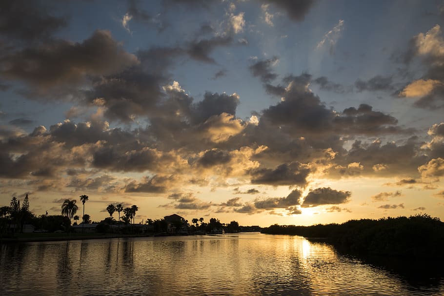 posta de sol, núvols, cel, florida, sol, dramàtica, tarda, vespre, aigua, reflexió, riu, núvol - cel, bellesa a la natura, arbre, escenics - natura, tranquil·litat, escena tranquil·la, planta, naturalesa, davant del mar, cap gent, llac, idíl·lic, escena no urbana, a l'aire lliure, silueta, 5K