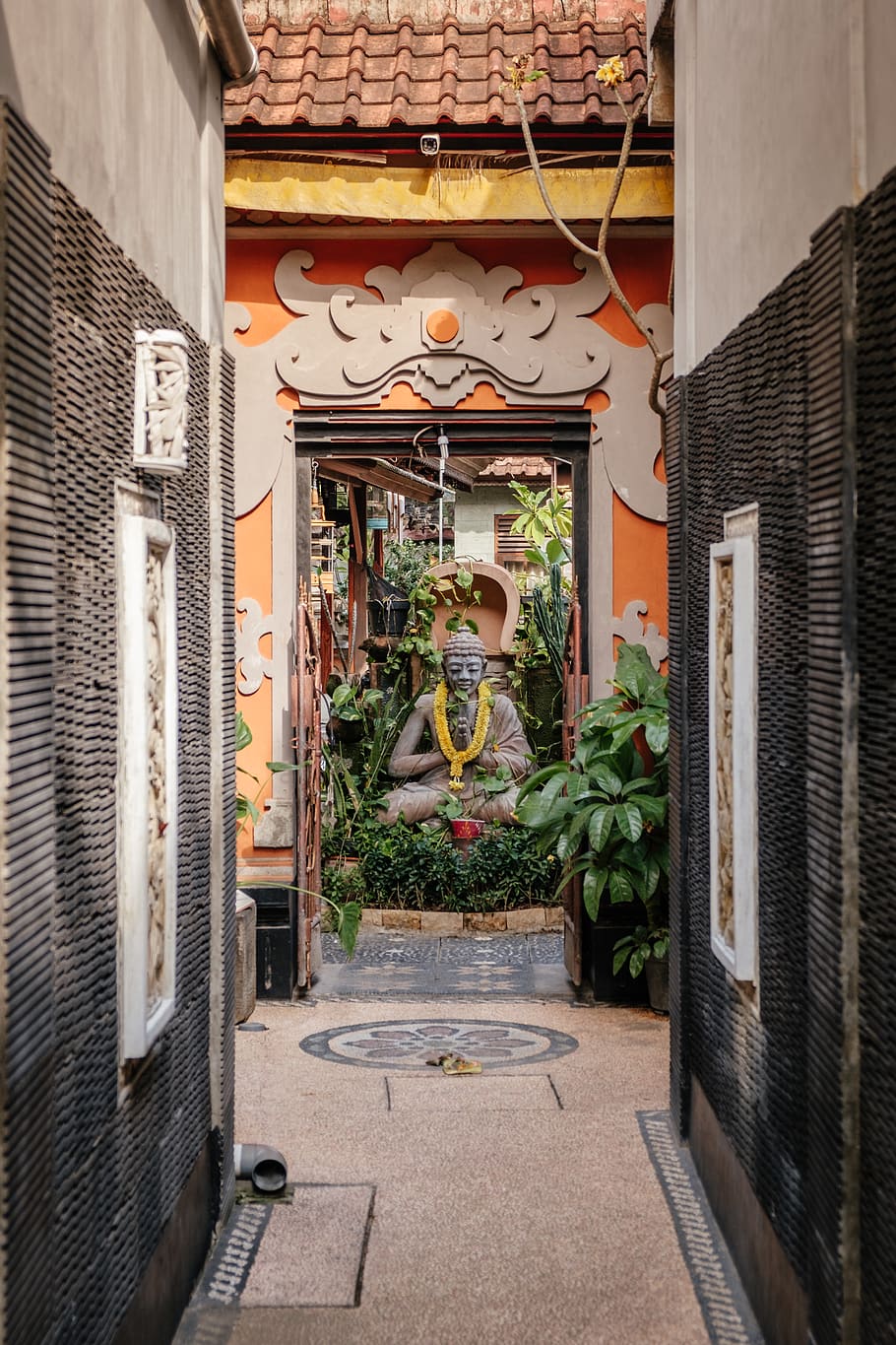 estàtua de Buda, llosa, indonèsia, sòls, humà, persona, kuta, pis, decoració de la llar, Camí, passarel·la, planta, a l'aire lliure, pissarra, edifici, jar, planta en test, ceràmica, gerro, roba, arquitectura, estructura construïda, exterior de l'edifici, cap gent, dia, naturalesa, creixement, casa, barri residencial, entrada, creativitat, art i artesania, porta, funció de construcció de parets, equips d’il·luminació, lloc de culte, 5K