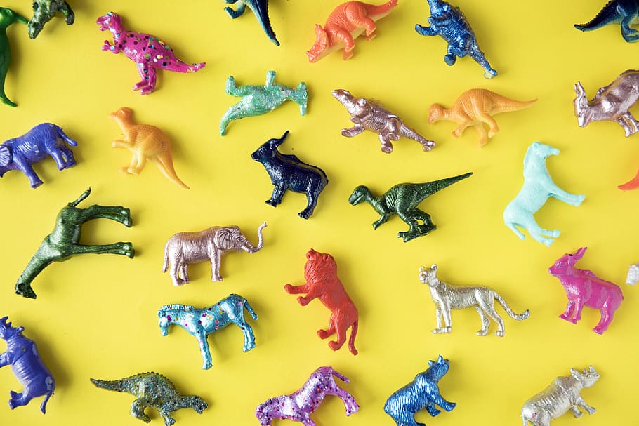 assortit, lot de joguines de plàstic, animals, fons, brillant, col · lecció, colorit, colors, dinosaure, elefant, xifres, figuretes, cavall, lleó, poc, mixt, model, objecte, plàstic, prehistòrica, forma, joguines, diversos, groc, multicolor, a l'interior, cap gent, fons de colors, variació, elecció, directament a sobre, gran grup d'objectes, representació animal, vista d’angle alt, tir de l'estudi, abundància, marc complet, natura morta, fons groc, representació, color vibrant, menjar poc saludable, menjar, temptació, 4K
