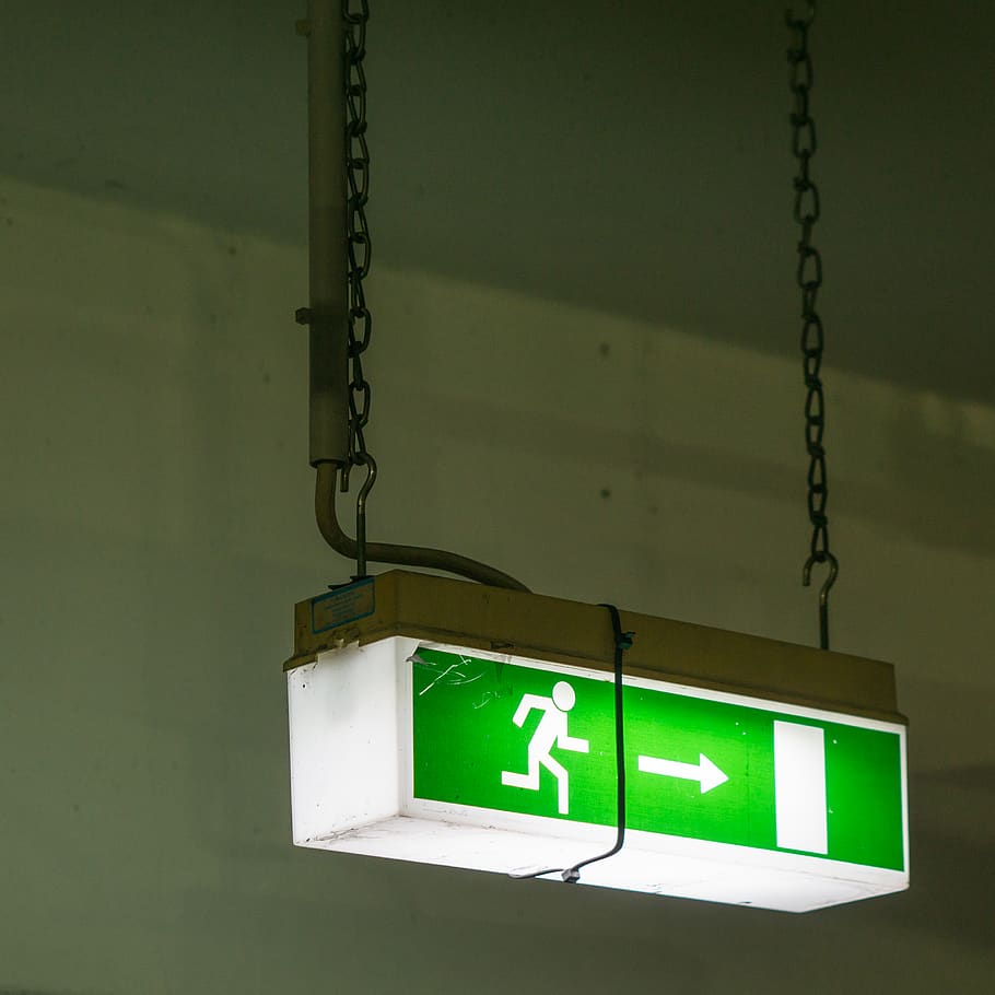 brand exit signage, symbol, skilt, lys, lampe, bygning, arkitektur, grøn, vejskilt, by-, tæt på, nødsituation, Afslut, skiltning, garage, minimalisme, lysarmatur, trafiklys, stopskilt, genbrugssymbol, kryds, meddelelse, grøn farve, ingen mennesker, vejledning, murbygningsfunktion, hængende, pil symbol, Information, informationsskilt, sikkerhed, menneskelig repræsentation, lænke, retningssignal, repræsentation, belyst, retning, metal, 2K