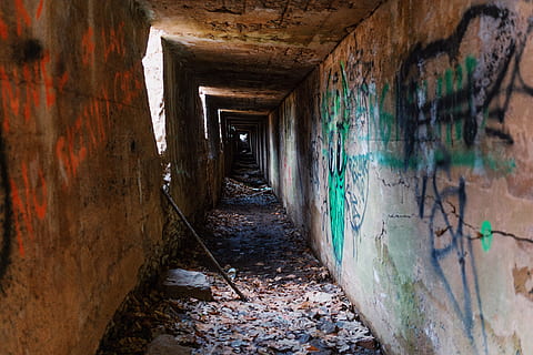 abrigo, construção, corredor, cripta, masmorra, túnel, chão, parede, algodão, parede de pedra, cascalho, estrada de terra, estrada, mineração, armazém, destroços, Pedregulho, arte, urbano, caverna, natureza, arquitetura, estrutura construída, o caminho a seguir, direção, recurso de construção de parede, grafite, abandonado, dentro de casa, velho, ninguém, dia, videogames, intemperizado, história, estragado, Perspectiva Diminutiva, obsoleto, deterioração, Luz no fim do túnel, teto, arruinado, 8K, CC0, domínio público, royalty free