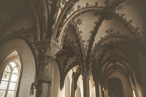 budova, architektura, krypta, koridor, klenutý, oblouk, sloupec, pilíř, bydlení, strop klenby, apsida, klášter, uvnitř, ulička, kostel, podlaha, oltář, věž, kostelní věž, stavba, místo uctívání, nikdo, Dějiny, minulost, náboženství, architektonický sloup, nízký úhel pohledu, víra, duchovno, den, strop, vzor, starý, opatství, architektura a umění, gotický styl, vyšperkovaný, 2K, CC0, veřejná doména, bez autorských práv