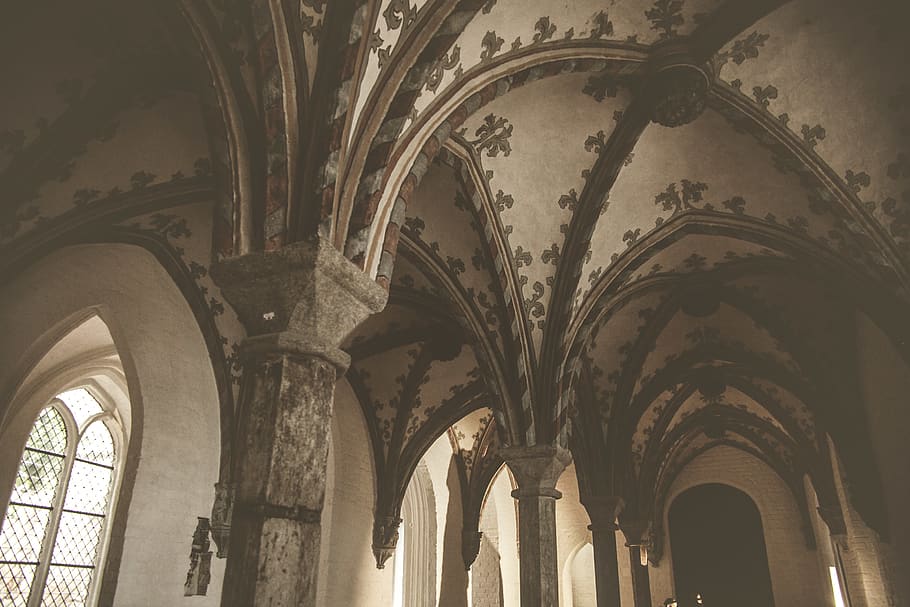 edifici, arquitectura, cripta, passadís, arquejat, arc, columna, pilar, habitatge, sostre de volta, absis, monestir, a l'interior, Església, pis, altar, fletxa, campanar, torre, estructura construïda, lloc de culte, cap gent, història, el passat, religió, columna arquitectònica, vista d’angle baix, creença, espiritualitat, dia, sostre, patró, vell, abadia, arquitectura i art, estil gòtic, ornamentat, 2K