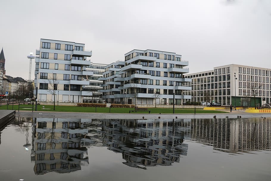 reflexió, Alemanya, essen, edifici, universitat de duisburg-essen, ude, blocs, llac, ciutat, urbà, habitatge, estudiant, aigua, exterior de l'edifici, arquitectura, estructura construïda, cel, davant del mar, cap gent, dia, naturalesa, barri residencial, a l'aire lliure, cel clar, indústria, industria de la construcció, apartament, 5K