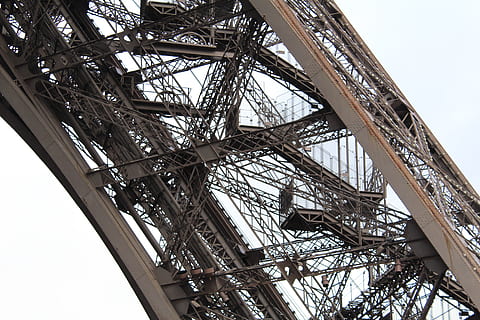 construcción, edificio, ventana, arquitectura, Torre Eiffel, estructura, fondo, París, Francia, parque de atracciones, claraboya, andamio, barco de cabotaje, montaña rusa, acero, parque temático, oro, patio, porche, pérgola, vista de ángulo bajo, estructura construida, cielo, metal, nadie, día, naturaleza, al aire libre, cielo limpio, industria, el pasado, historia, torre, altura maxima, industria de construccion, ciudad, conexión, fuerza, viga, recinto ferial, 5K, CC0, dominio público, libre de derechos