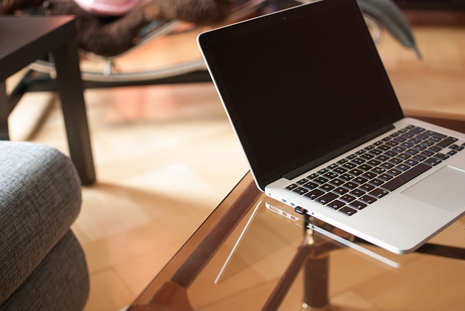 negre, gris, ordinador portàtil, superfície de vidre, accés, cadira, connexió, escriptori, mobles, taula superior de vidre, a l'interior, Internet, portàtil, quadern, oficina, habitació, seient, tecnologia, sense fils, tecnologia sense fils, comunicació, ordinador, taula, xarxa d’ordinadors, dispositiu d’informació portàtil, adult, teclat, interior de casa, equips informàtics, gent, vista d’angle alt, teclat d’ordinador, usant portàtil, navegar per la xarxa, 1080P