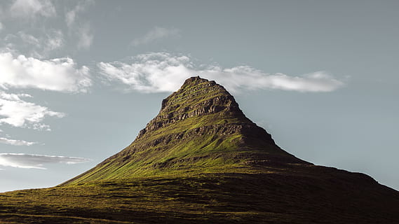 muntanya verda, Islandia, kirkjufellsfoss, Serra, a l'aire lliure, naturalesa, muntanya, cresta, camp, turó, pic, verd, planta, herba, flora, cel, núvol - cel, bellesa a la natura, tranquil·litat, escena tranquil·la, escenics - natura, rock, sòlid, rock - object, formació de roca, escena no urbana, medi ambient, cap gent, geologia, vista d’angle baix, paisatge, dia, terra, formació, cim de muntanya, pila de roca, 4K, CC0, domini públic, lliure de regalies