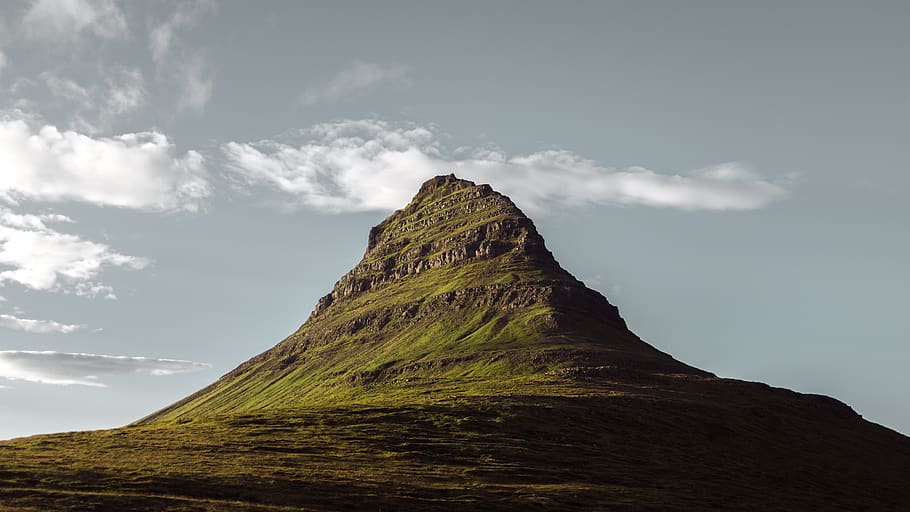 muntanya verda, Islandia, kirkjufellsfoss, Serra, a l'aire lliure, naturalesa, muntanya, cresta, camp, turó, pic, verd, planta, herba, flora, cel, núvol - cel, bellesa a la natura, tranquil·litat, escena tranquil·la, escenics - natura, rock, sòlid, rock - object, formació de roca, escena no urbana, medi ambient, cap gent, geologia, vista d’angle baix, paisatge, dia, terra, formació, cim de muntanya, pila de roca, 4K