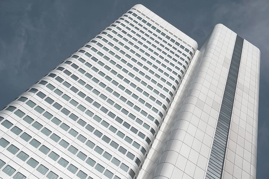 arquitectura, edifici, infraestructura, estructura, establiment, apartament, finestres, condomini, hotel, estructura construïda, exterior de l'edifici, ciutat, exterior d’edifici d’oficines, oficina, alta - alta, vista d’angle baix, gratacels, modern, cap gent, cel, dia, torre, naturalesa, a l'aire lliure, patró, reflexió, vidre - material, districte financer, 5K