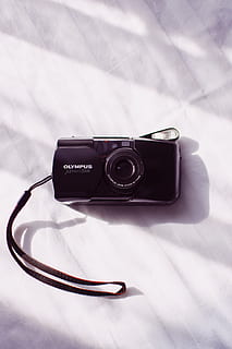 negre, olympus, compacte, càmera, temes de fotografia, tecnologia, càmera - equip fotogràfic, natura morta, a l'interior, cap gent, primer pla, sol objecte, equip fotogràfic, gots, equipament, Color blanc, vista d’angle alt, taula, llit, estil retro, tèxtil, moda, 5K, CC0, domini públic, lliure de regalies