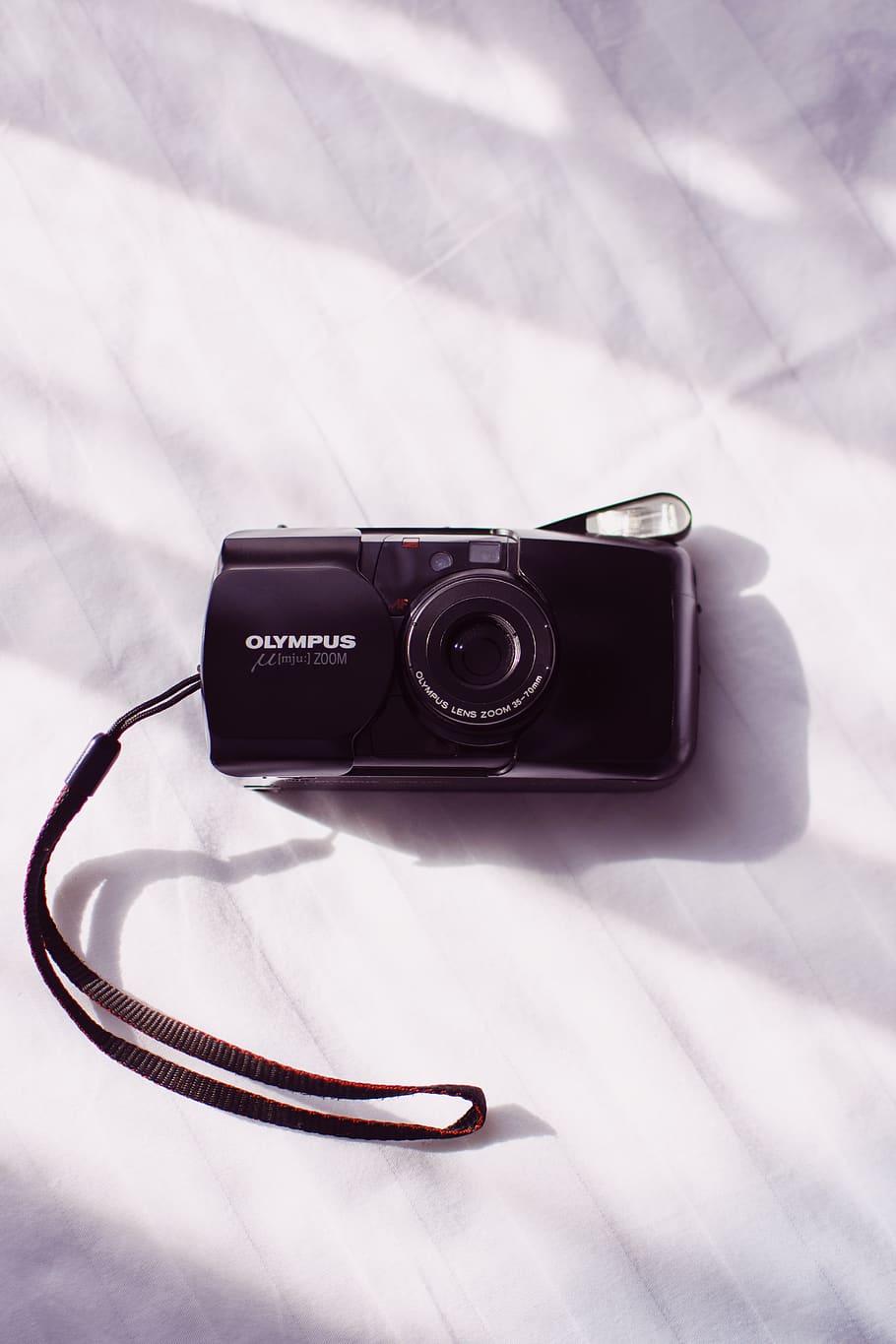 negre, olympus, compacte, càmera, temes de fotografia, tecnologia, càmera - equip fotogràfic, natura morta, a l'interior, cap gent, primer pla, sol objecte, equip fotogràfic, gots, equipament, Color blanc, vista d’angle alt, taula, llit, estil retro, tèxtil, moda, 5K