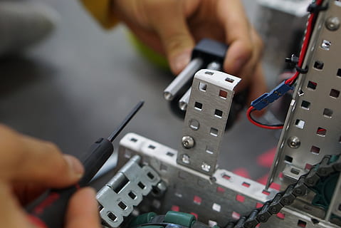 robòtica, robot, edifici, crear, fabricació, creativitat, equipament, tecnologia, indústria, mà, ocupació, mà humana, a l'interior, adult, eina de treball, tècnic, part del cos humà, treball, primer pla, gent, reparació, fàbrica, negocis, enginyeria, indústria electrònica, complexitat, 4K, CC0, domini públic, lliure de regalies