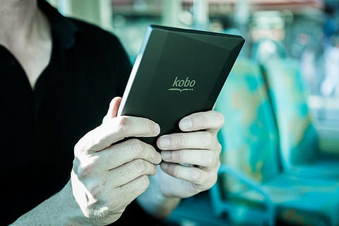 asmuo, ūkyje, juoda, kobo tabletė, e-knyga, el. skaitytuvas, ebook, elektronika, rankas, kobo, nešiojamieji, skaityti, skaitymas, technologijos, ranka, žmogaus ranka, vienas asmuo, sutelkti dėmesį į naujas žinias, žmogaus kūno dalis, komunikacijos, verslą, suaugusiųjų, Iš arti, mažmeninė, ryšį, midsection, vyrai, verslo žmogus, belaidžio ryšio technologija, veikla, patalpose, pirštu, vartotojiškumas, 2K, CC0, Viešasis domenas, nemokamai