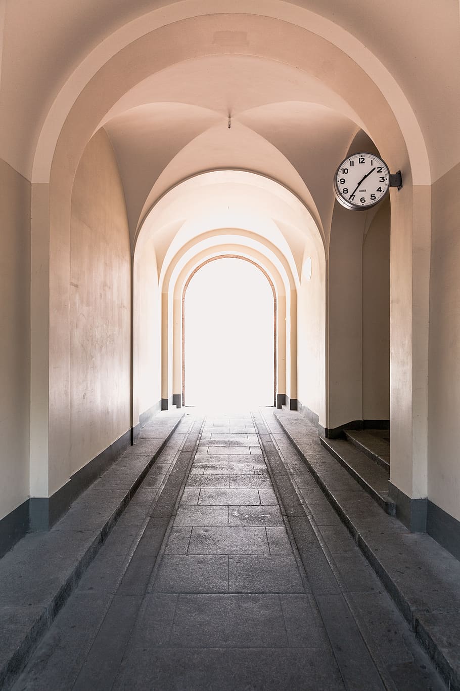 grauer Zementboden, die Architektur, Bogen, gebaute Struktur, der Weg nach vorn, Richtung, Gebäude, drinnen, Arkade, leeren, keine Leute, Gang, Tag, Geschichte, abnehmende Perspektive, die Vergangenheit, Bodenbelag, architektonische Säule, Decke, Abwesenheit, gewölbt, 5K