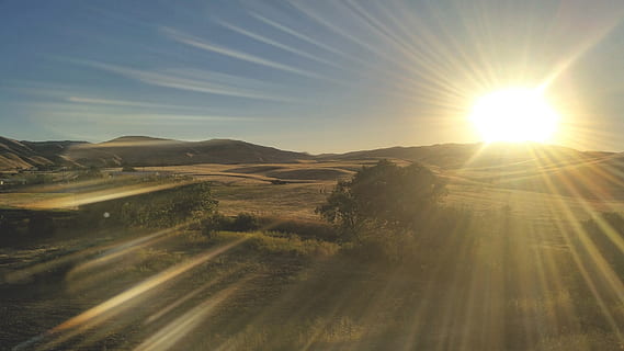 camp, posta de sol, arbre, raigs, turons, fons, cel, llum solar, medi ambient, paisatge, raig de sol, tranquil·litat, escenics - natura, sol, bellesa a la natura, escena tranquil·la, flare de la lent, naturalesa, cap gent, núvol - cel, terra, brillant, muntanya, escena no urbana, dia, idíl·lic, a l'aire lliure, lluminós, paisatge rodant, 2K, CC0, domini públic, lliure de regalies