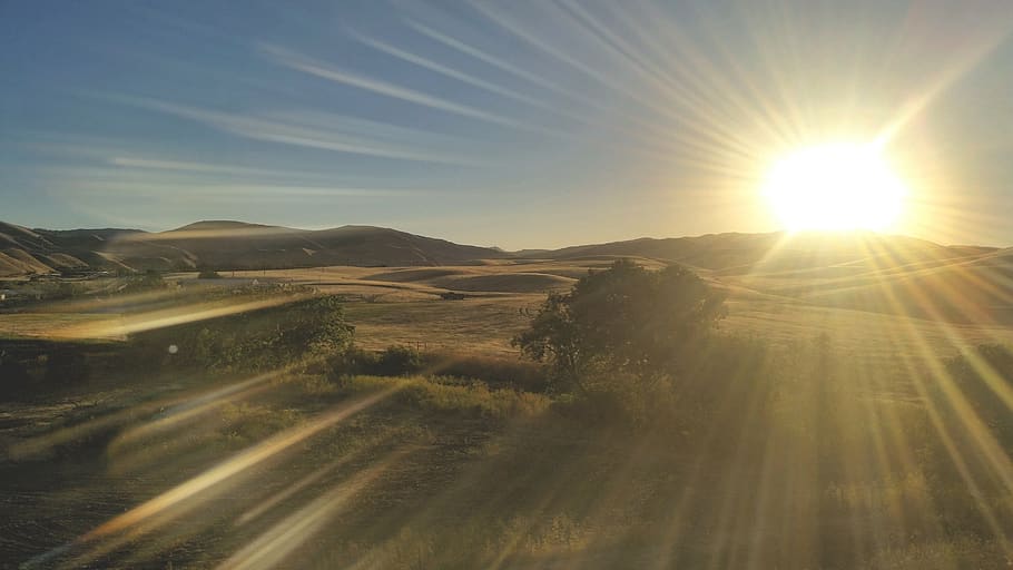 camp, posta de sol, arbre, raigs, turons, fons, cel, llum solar, medi ambient, paisatge, raig de sol, tranquil·litat, escenics - natura, sol, bellesa a la natura, escena tranquil·la, flare de la lent, naturalesa, cap gent, núvol - cel, terra, brillant, muntanya, escena no urbana, dia, idíl·lic, a l'aire lliure, lluminós, paisatge rodant, 2K