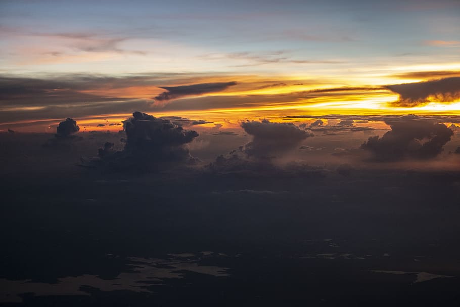 núvols, esponjós, fluffity, horitzó, cel, panorama, crepuscle, avions, volant, viatjar, temps, aire, posta de sol, núvol - cel, escenics - natura, bellesa a la natura, escena tranquil·la, tranquil·litat, color taronja, idíl·lic, naturalesa, cap gent, silueta, a l'aire lliure, medi ambient, paisatge, escena no urbana, cel dramàtic, majestuós, sol, 5K