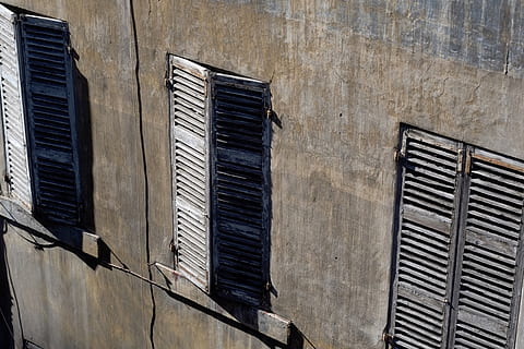 finestra, ombra, paret, llum solar, fusta, vell, casa, humor, edifici, arquitectura, ombres, exterior de l'edifici, estructura construïda, cap gent, dia, obturador, funció de construcció de parets, a l'aire lliure, barri residencial, tancat, vista d’angle baix, patró, seguretat, ciutat, 4K, CC0, domini públic, lliure de regalies