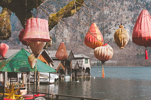 lykta, ljus, design, belysning, hav, hus, vatten, träd, gren, natur, dag, hängande, inget folk, ljusutrustning, nautiska fartyget, utomhus, byggd struktur, arkitektur, vid vatten, sjö, växt, transport, byggnad exteriör, paraply, 4K, CC0, offentligt domän, royaltyfria