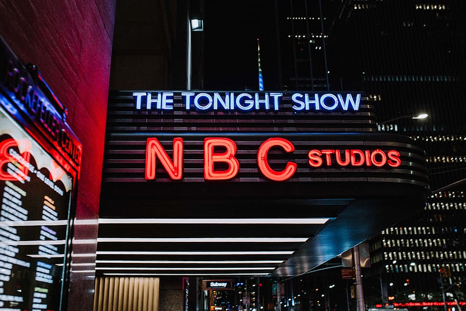 budynek studyjny nbc, tekst, oświetlony, pismo zachodnie, architektura, noc, porozumiewanie się, neon, na zewnątrz budynku, zbudowana struktura, Miasto, znak, czerwony, biznes, żadnych ludzi, znak handlowy, sklep, sprzęt oświetleniowy, rozjarzony, Informacja, życie nocne, konsumpcjonizm, 5K