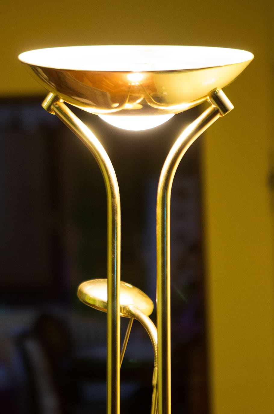 halogen, svítilna, žárovka, vedený, osvětlení, světlo, energie, technologie, Napětí, design, Jasný, zlaté barvy, nikdo, detail, zaměřit se na popředí, uvnitř, kov, jídlo a pití, občerstvení, svítí, zlato, žlutá, hudba, mosazný nástroj, napít se, lesklý, hudební nástroj, svěžest, sklenka, mosaz, 4K