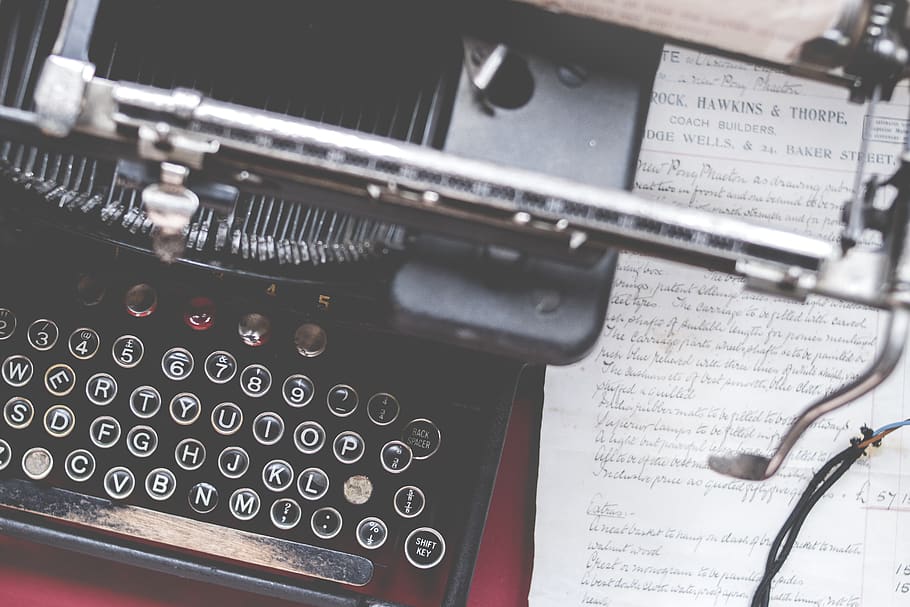 foto de primer pla, negre, màquina d’escriure, clàssic, dades, document, memòries, números, oficina, imprimir, recerca, retro, tecnologia, tradicional, vintage, màquina d'escriure d'època, paper, text, comunicació, a l'interior, primer pla, cap gent, estil retro, nombre, vista d’angle alt, història, el passat, antiguitat, natura morta, taula, equipament, maquinària, polsador, 5K