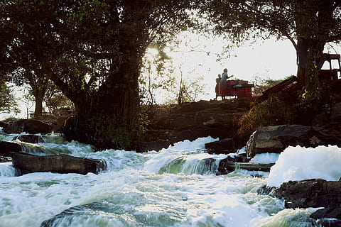 persona, en pie, cuerpo, agua, arboles, cascada, frío, ambiente, caídas, fluir, Kenia, paisaje, larga exposición, naturaleza, parque, gente, rocas, escénico, de venta, puesto, corriente, puesta de sol, lapso de tiempo, flujo de agua, cascadas, mujer, madera, árbol, planta, movimiento, agua que fluye, día, belleza en la naturaleza, paisajes - naturaleza, rock, sólido, arquitectura, tierra, roca - objeto, estructura construida, al aire libre, fluido, nadie, 5K, CC0, dominio público, libre de derechos