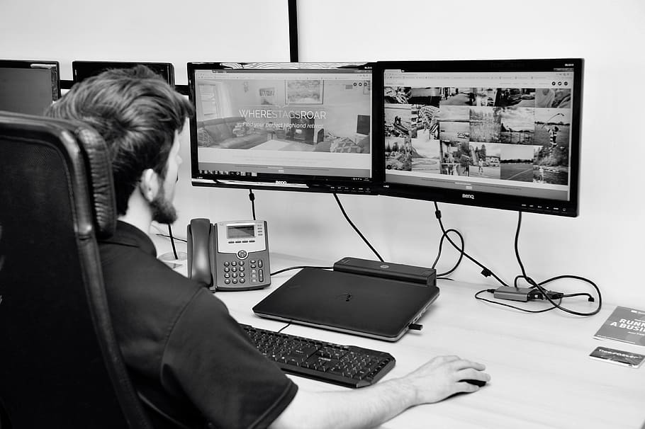 webový design, Internet, web, počítač, studentů, spuštění, design, student, technologie, digitální, podnikání, kancelář, laptop, sdělení, marketing, práce, webová stránka, jedna osoba, spojení, uvnitř, skutečných lidí, počítačový monitor, pomocí počítače, dospělý, počítačové vybavení, bezdrátové technologie, životního stylu, pracovní, muži, zpětný pohled, stůl, ženy, televizní sada, plochá obrazovka, 4K