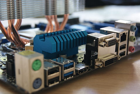 nærbillede af arbejde, forbindelse, data, elektrisk, elektricitet, elektronik, udstyr, ethernet, industri, bundkort, service, opbevaring, teknologi, ledninger, indendørs, bord, menneskelig hånd, computer, menneskelig kropsdel, hånd, en person, meddelelse, tæt på, elektronikindustrien, computerudstyr, herrer, musik, forretning, kunstkultur og underholdning, voksen, elektrisk udstyr, cpu, 4K, CC0, offentligt domæne, royaltyfrie